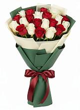 Букет Микс из красных и белых роз в Нижнеудинске