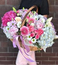 Композиция солнечный день в Нижнеудинске Цветочная композиция из Розы, Хризантемы, Пионы и Лизиантусы в корзине в Нижнеудинске