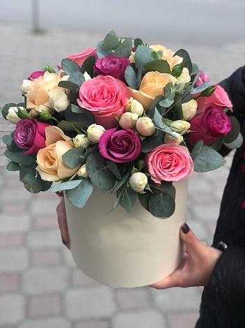 Цветочная композиция из Розы в шляпной коробке в Нижнеудинске