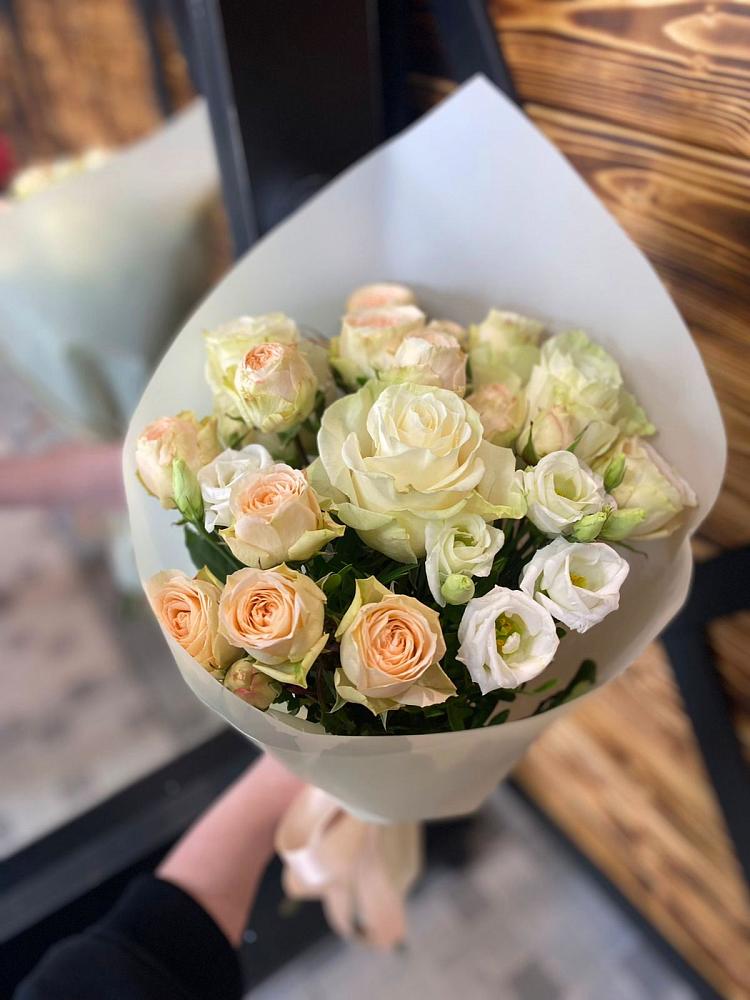 Букет цветов из: Розы и Лизиантусы в Нижнеудинске